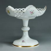 Hohe Tazza mit Durchbruchschale - Blume 2. Meissen 1997.