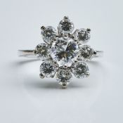 Ring in Blütenform mit Diamanten
