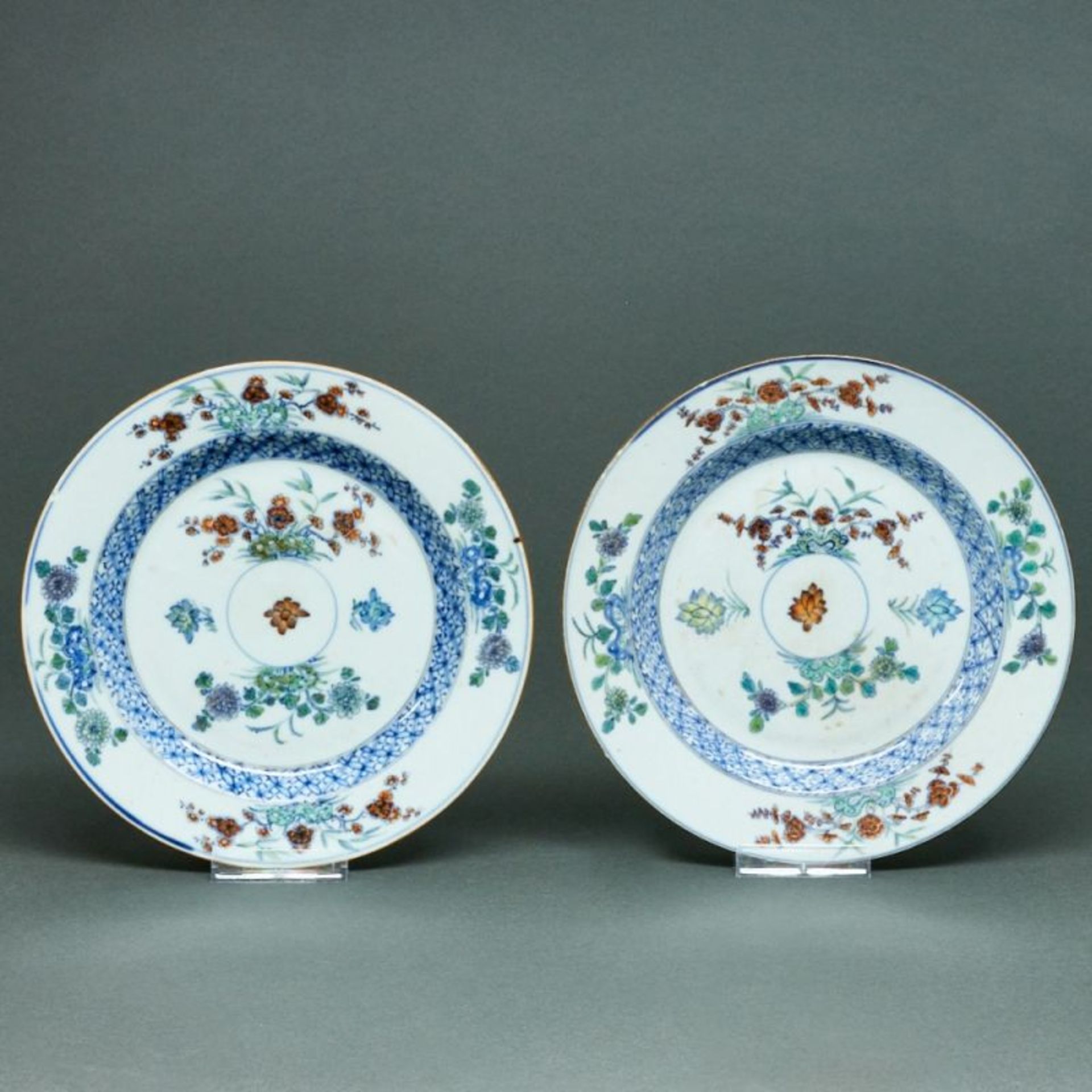 Zwei Doucai Teller, China, Qing-Dynastie, 18. Jahrhundert
