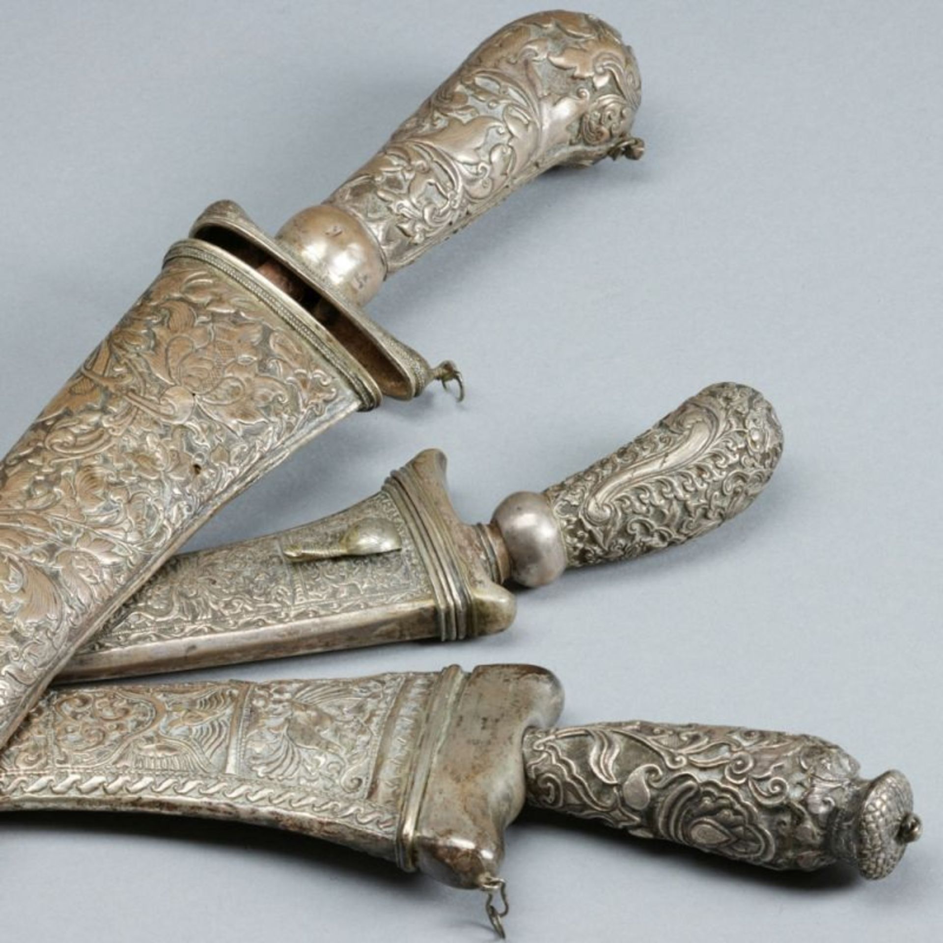 2 Dolche, 1 Schwert, wohl Persien, Ende 19. Jahrhundert - Bild 2 aus 2