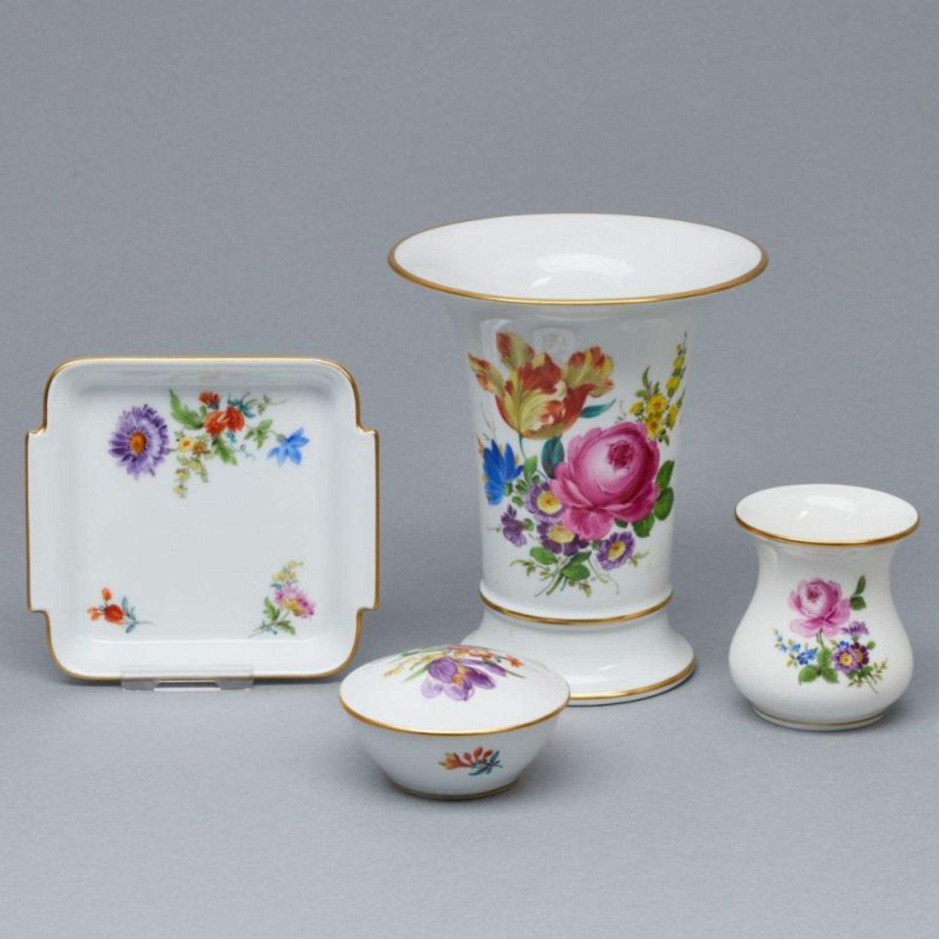 1 quadratische Schale, 1 kleine runde Deckeldose, 1 Bechervase, 1 kleine Vase. Meissen 1957-1972.