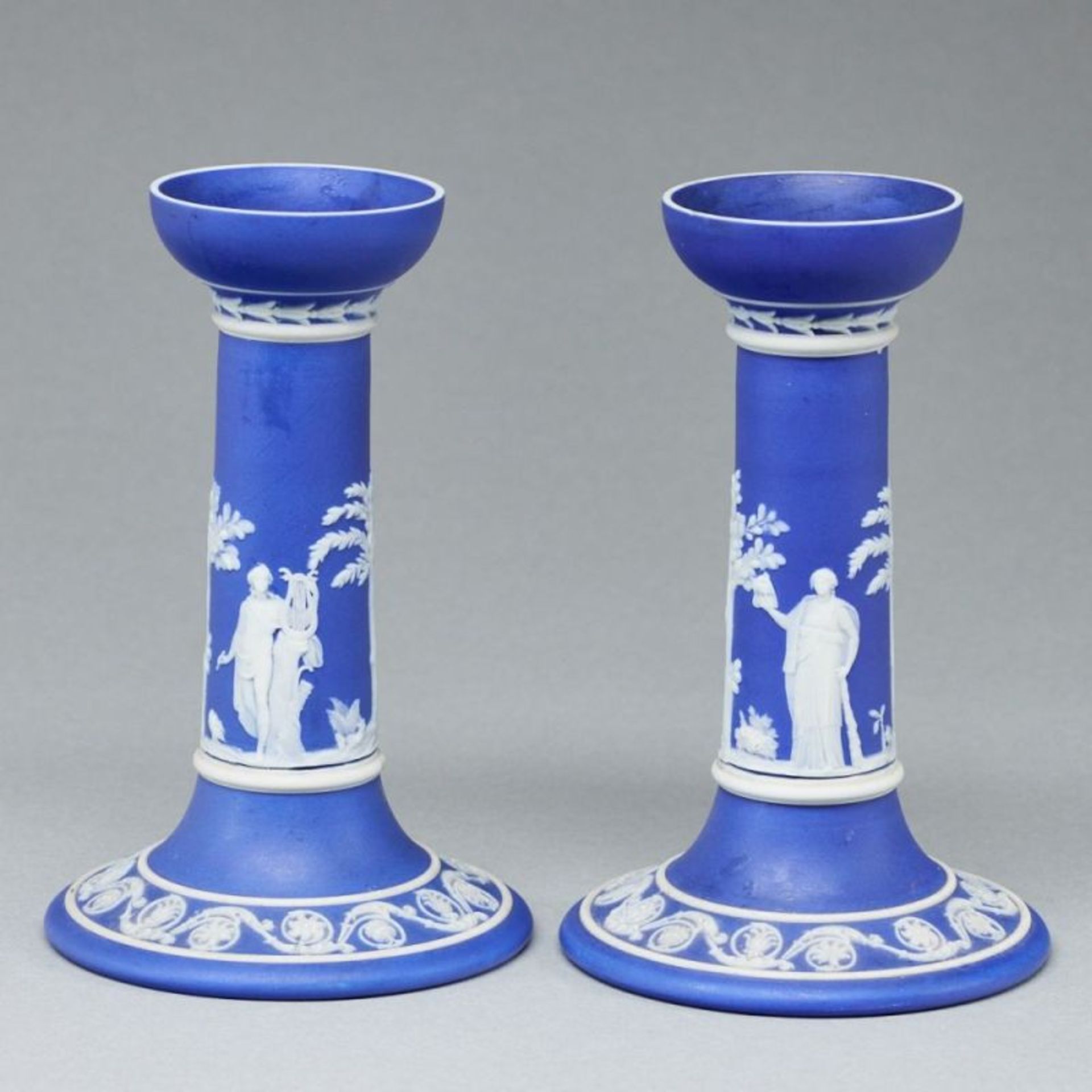 Paar Kerzenleuchter - Jasperware. Wedgwood, um 1860. - Bild 2 aus 2
