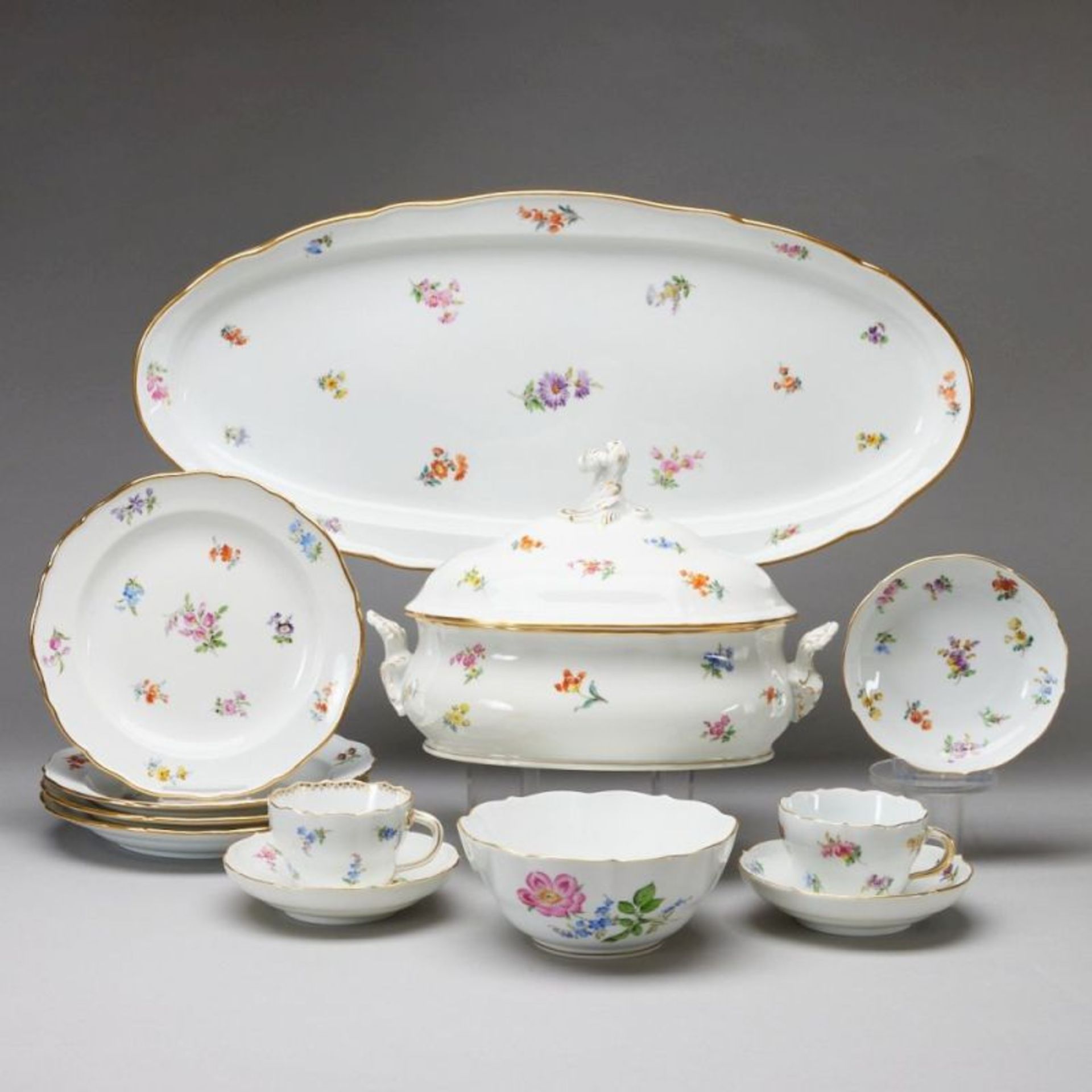 10 Teile - Streublümchen, 1 Obertasse - Vergißmeinnicht, 1 Schale - Blume 2. Meissen 1850-1997.