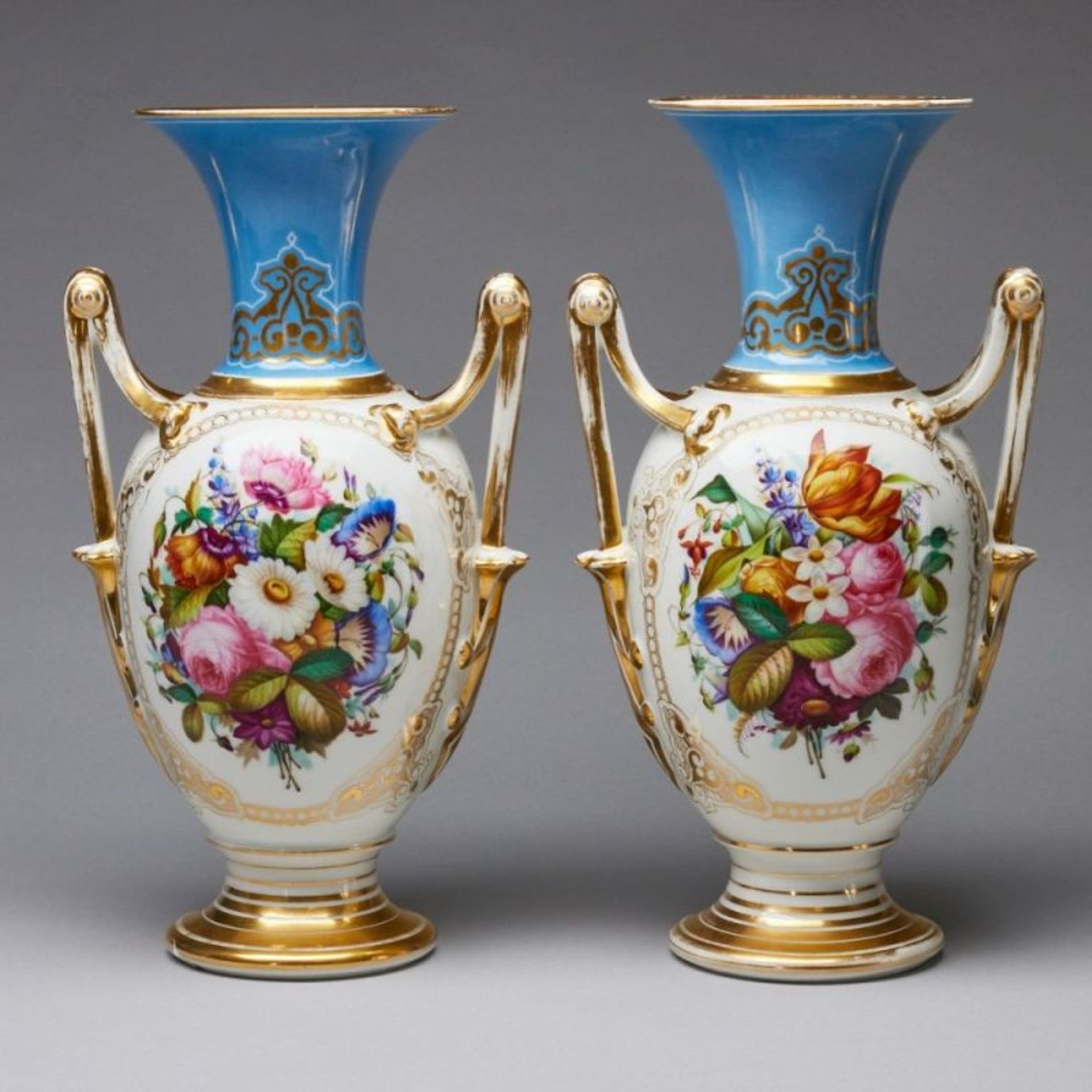 Paar Vasen mit hochgezogenen Volutenhenkeln - Blumenbukett und Fruchtmalerei. Frankreich, 19. Jh.