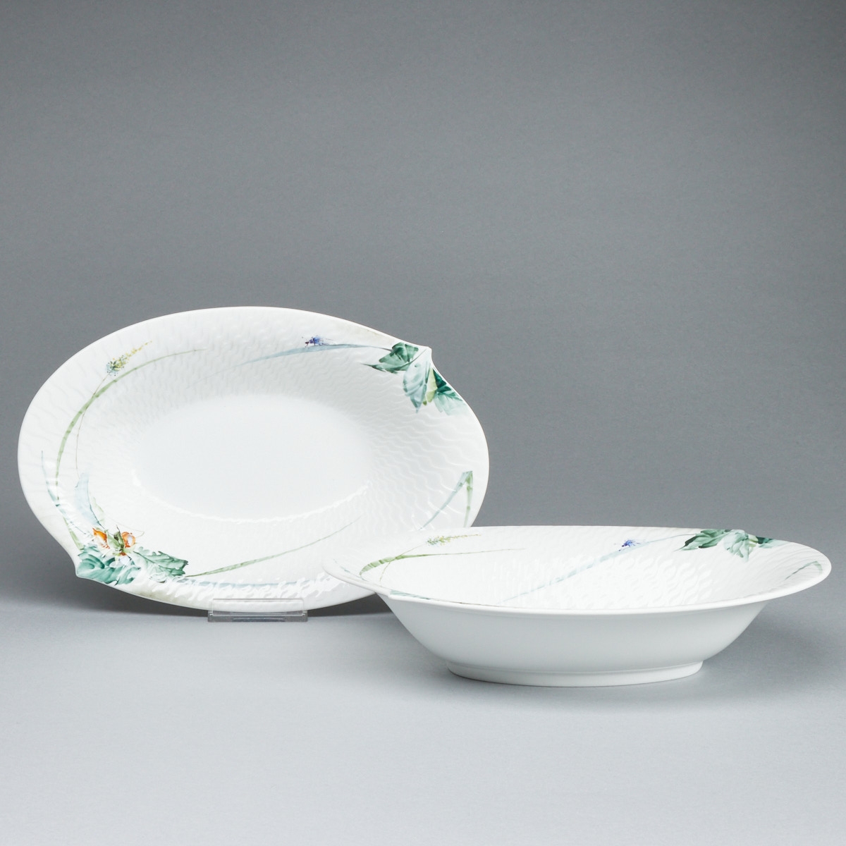 2 ovale Schalen Wellenspiel: Waldflora mit Insekten. Meissen um 1997-2001.