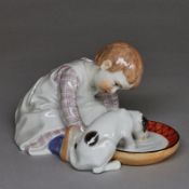 Sitzendes Kind mit einem aus einer Schüssel saufenden Hund - Julius Konrad Hentschel. Meissen 1992.