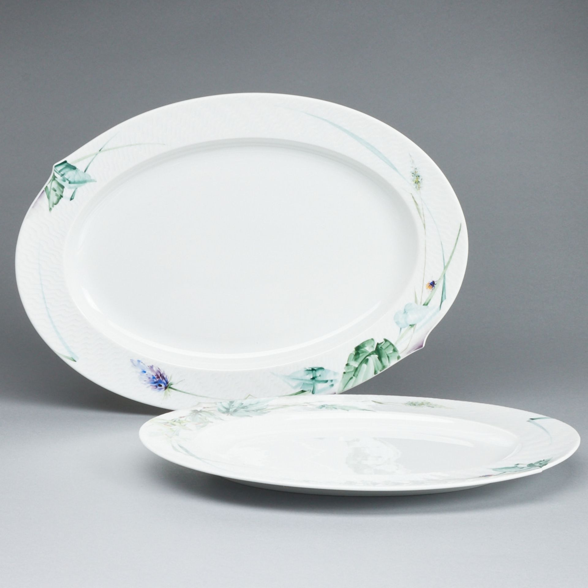 2 ovale Platten Wellenspiel: Waldflora mit Insekten. Meissen um 1997-2001.