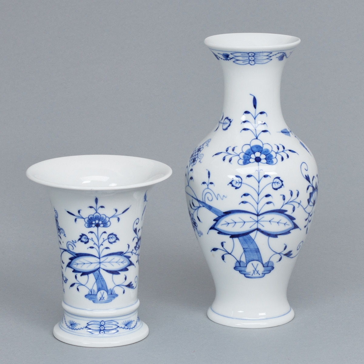 2 unterschiedliche Vasen - Zwiebelmuster. Meissen 1980.