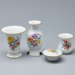 1 kleine Bechervase, 1 Leuchter - Paul Börner, 1 kleine Dose, 1 kleine Vase. Meissen 1957-1972.