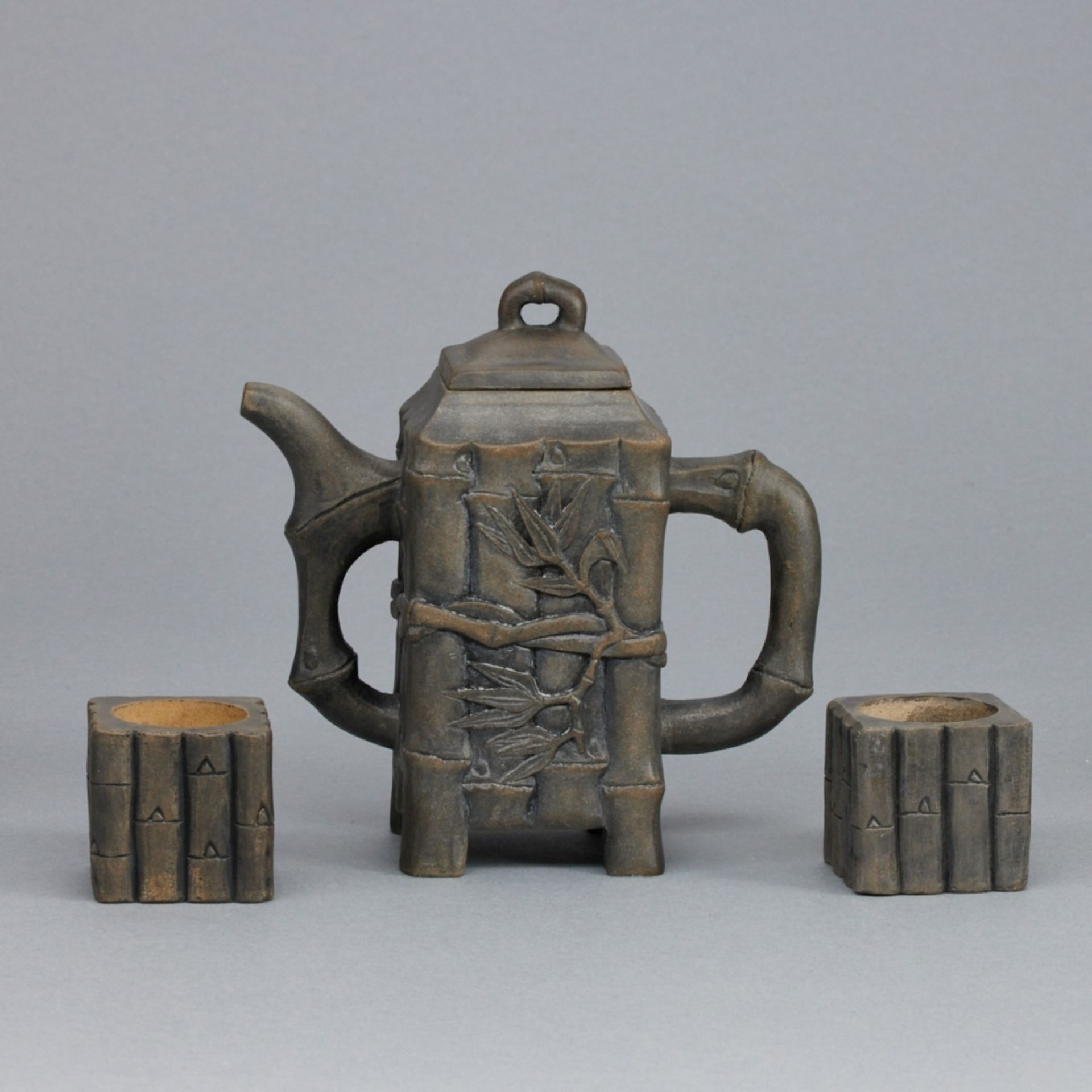 Kleine Teekanne und zwei Becher, China, 20. Jahrhundert - Bild 2 aus 3