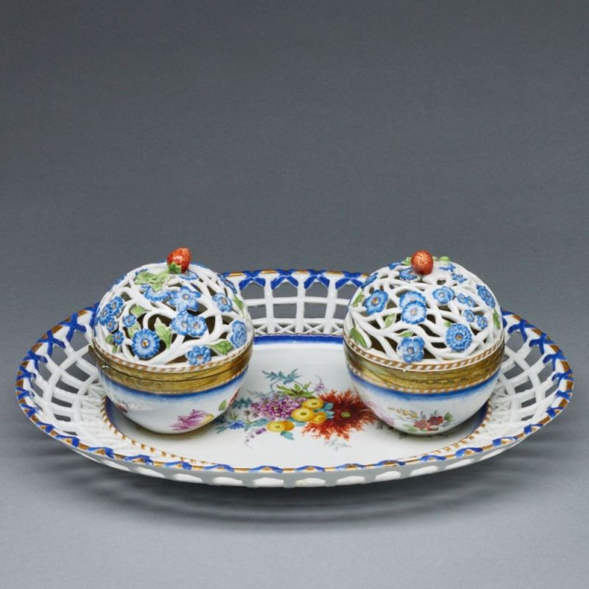 Tintenzeug Louis-seize - Blumenbukett. Meissen, um 1760.