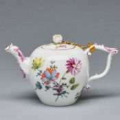 Kleine Teekanne mit J-Henkel - Deutsche Blumen und Streublümchen. Meissen, um 1745-1750.