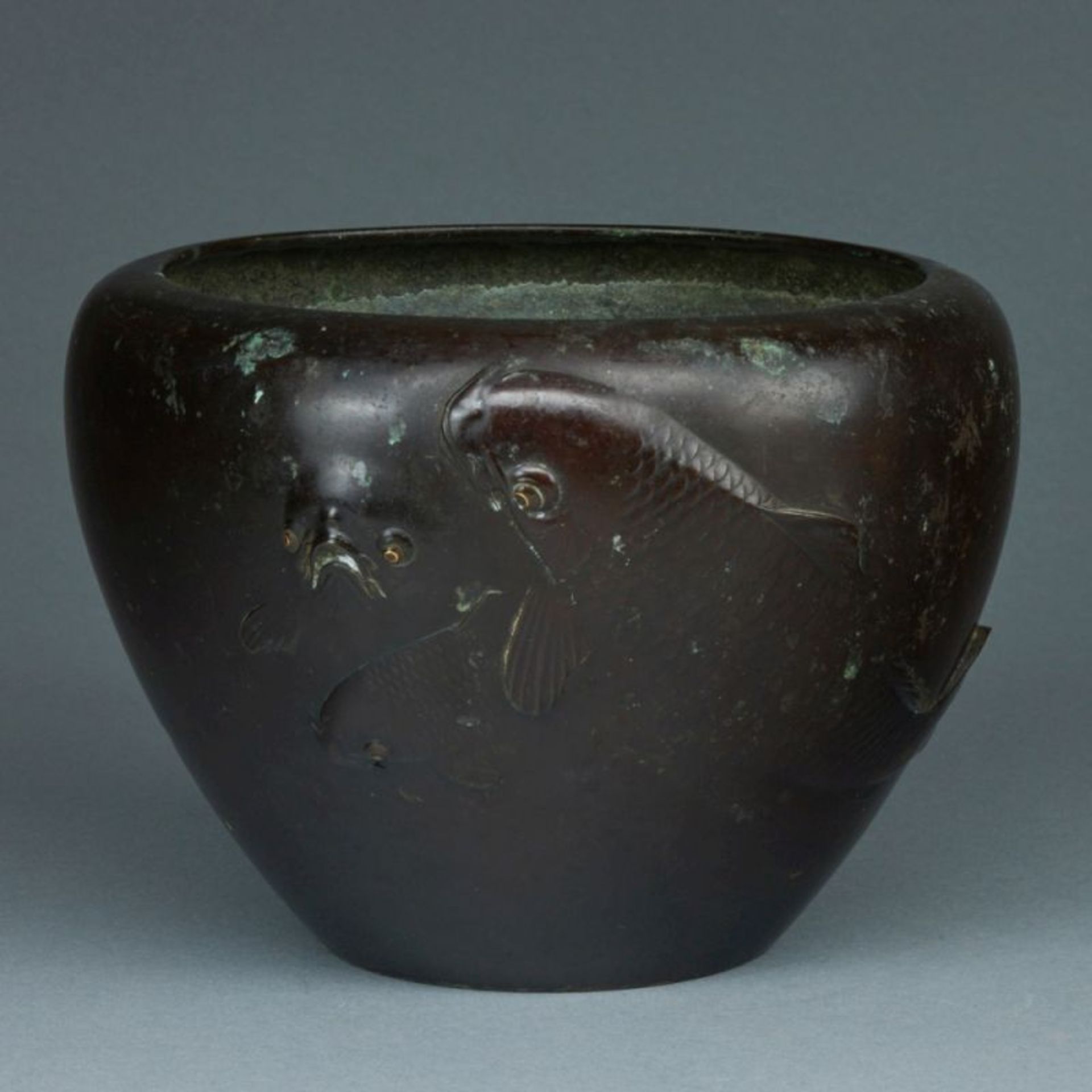 Cachepot mit Fischdekor, wohl China oder Japan, um 1900