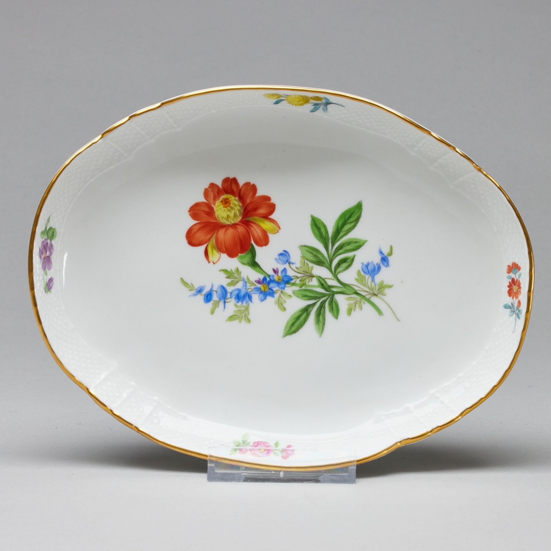 Ovale Schale - Altozier: Blume 2: Studentenblume und Rittersporn. Meissen wohl 1964.