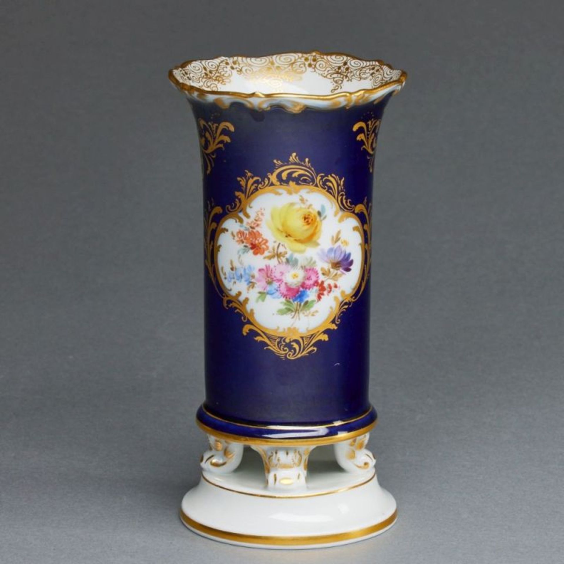 Vase - Kobaltblauer Fond: Blumenbuketts. Meissen 1850-1924. - Bild 2 aus 2