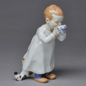 Kind, aus einer Zwiebelmustertasse trinkend - Julius Konrad Hentschel. Meissen 1992.