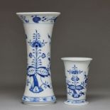 2 unterschiedliche Vasen - Zwiebelmuster.  Meissen 1980 und 1986.