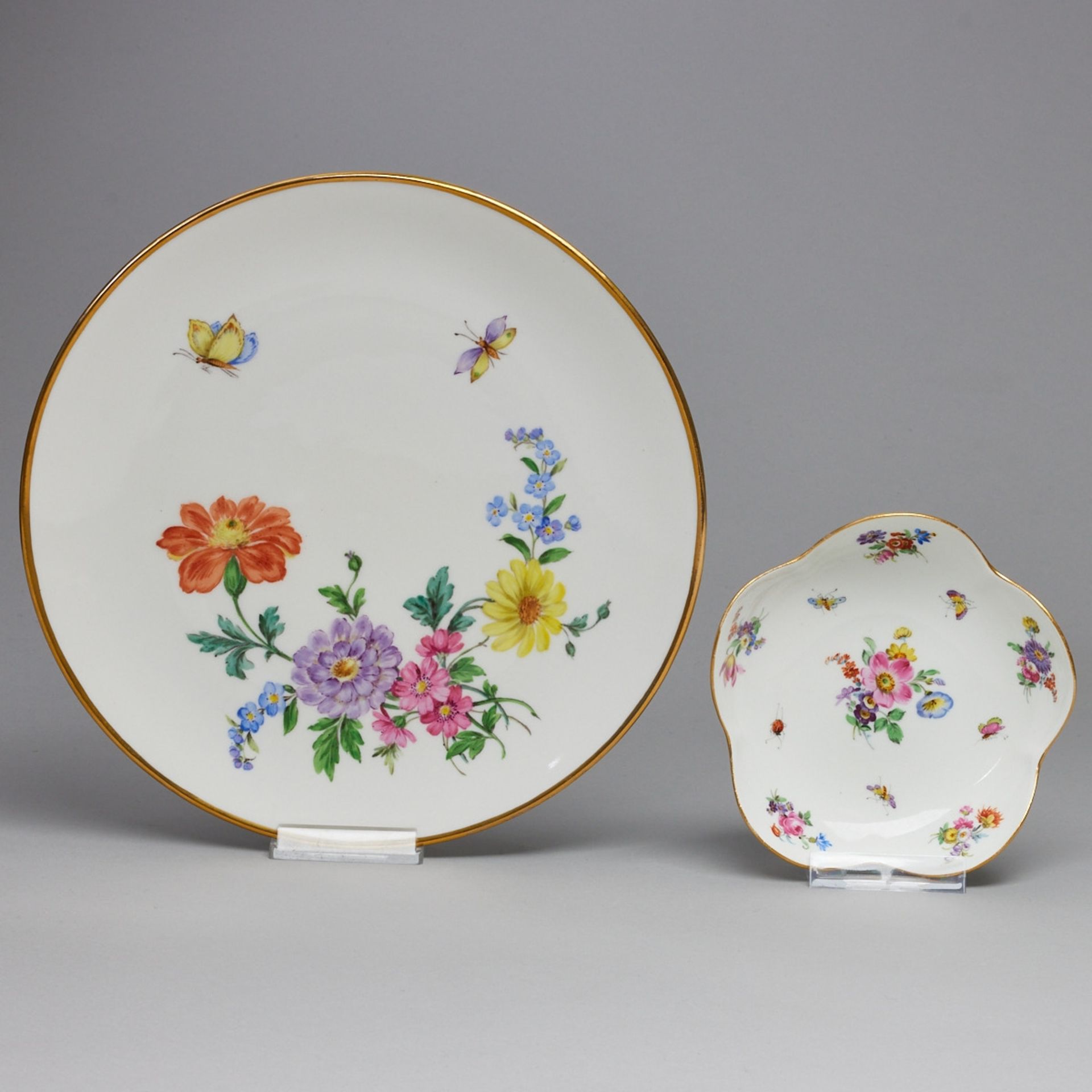 1 Wandteller und 1 passiges Schälchen - Blumenbukett mit Insekten. Meissen 1957-1972 und 1935-1947.