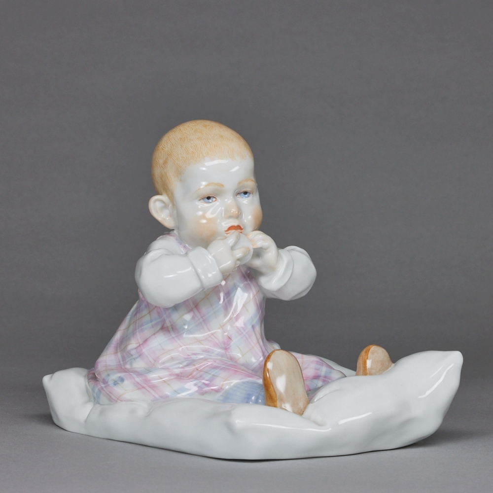 Kind, auf einem Kissen - Julius Konrad Hentschel. Meissen 1993.