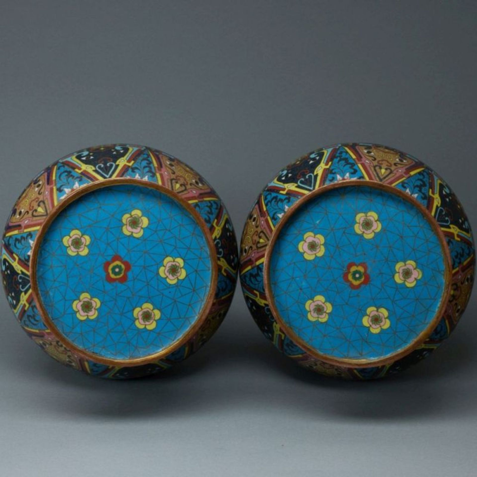 Paar alte Cloisonné Vasen, China, Qing Dynastie, wohl um 1800 - Image 4 of 4