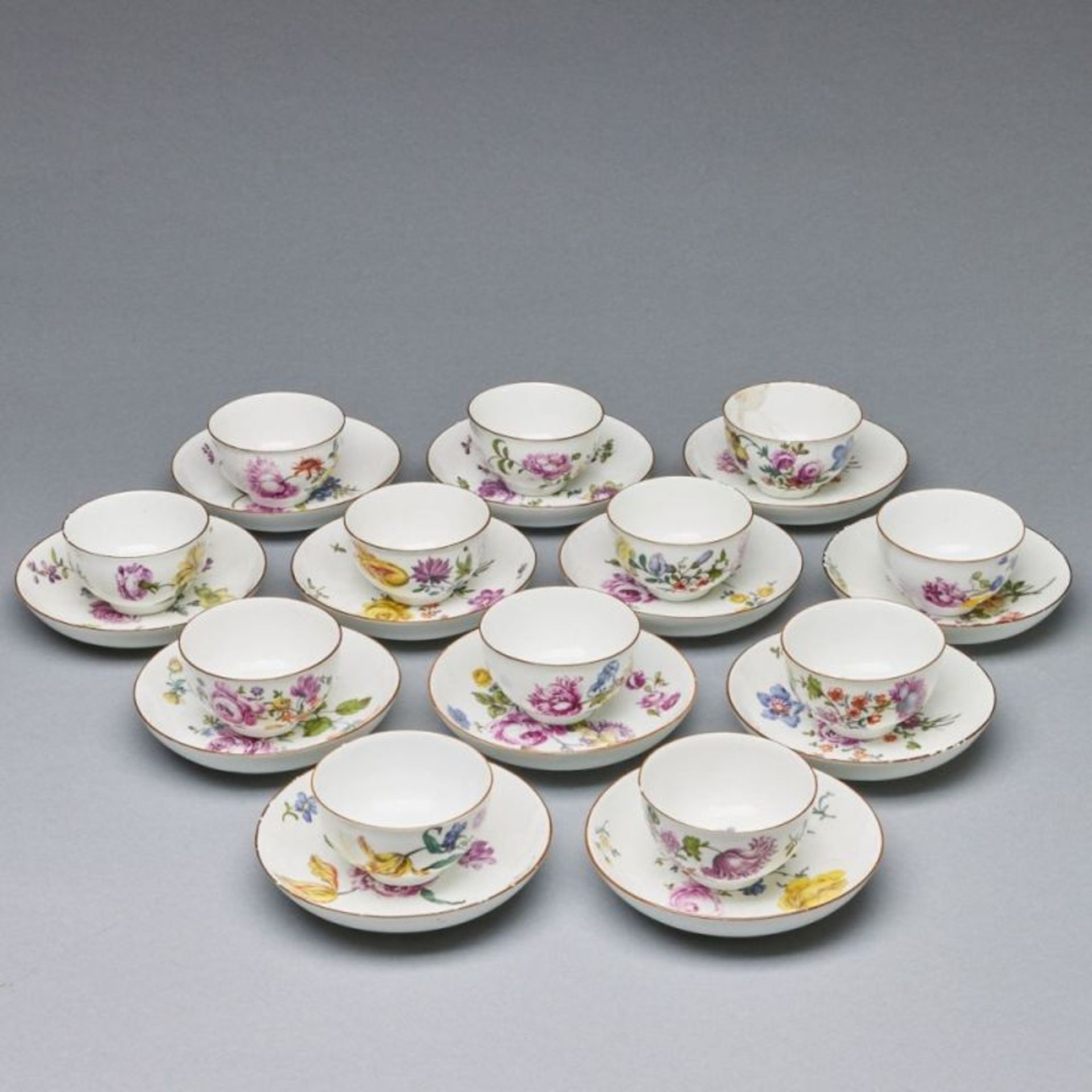 12 Koppchen mit Unterschalen - Deutsche Blumen und Streublümchen. Meissen, um 1745-1750.