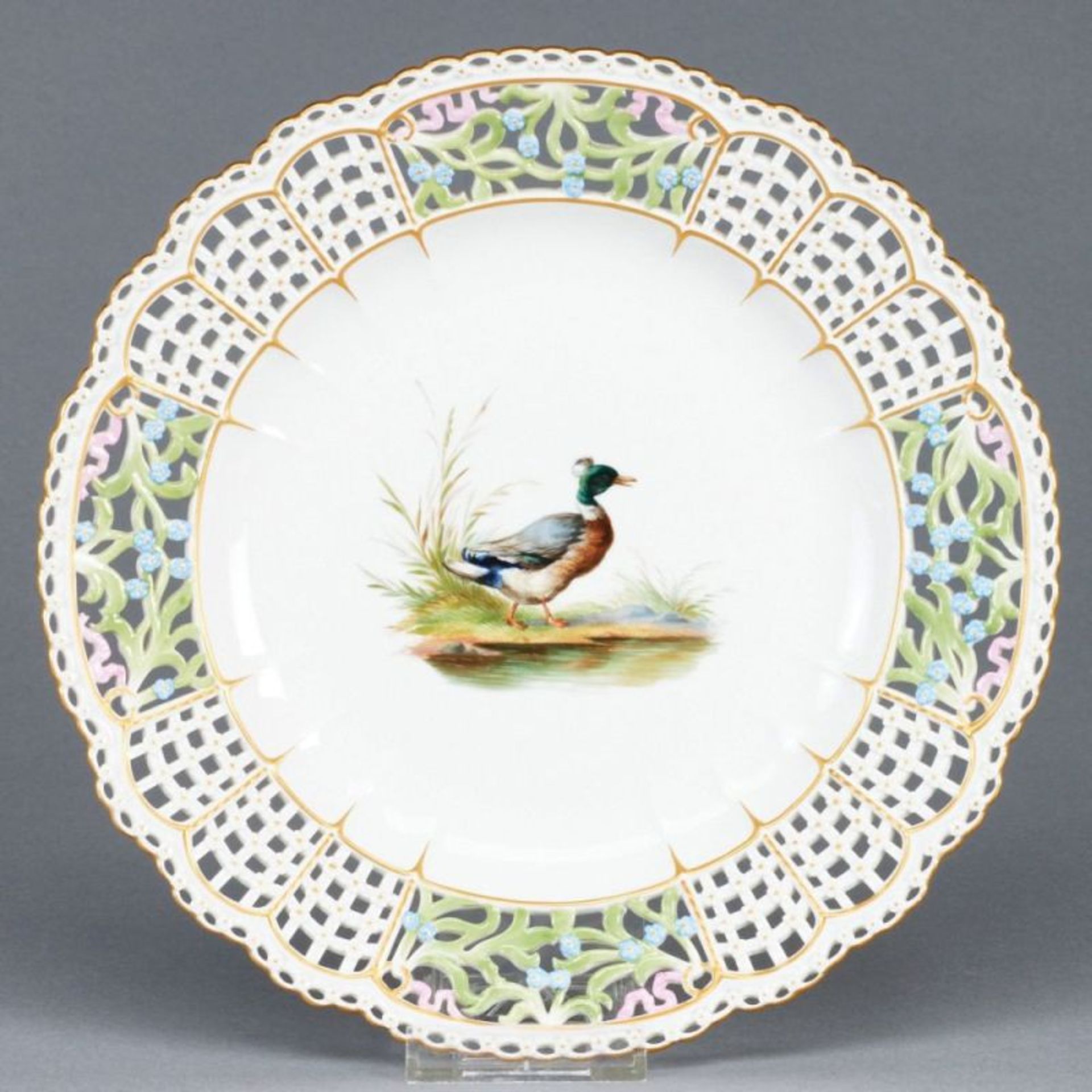 Durchbruchteller mit Vergißmeinnicht - Vogelmalerei: Ente sog. Büschelente. Meissen 1850-1924.