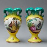 aar Vasen mit gelbem Fond und Schäferszenen / Blumen sowie Insekten. KPM Berlin um 1800.