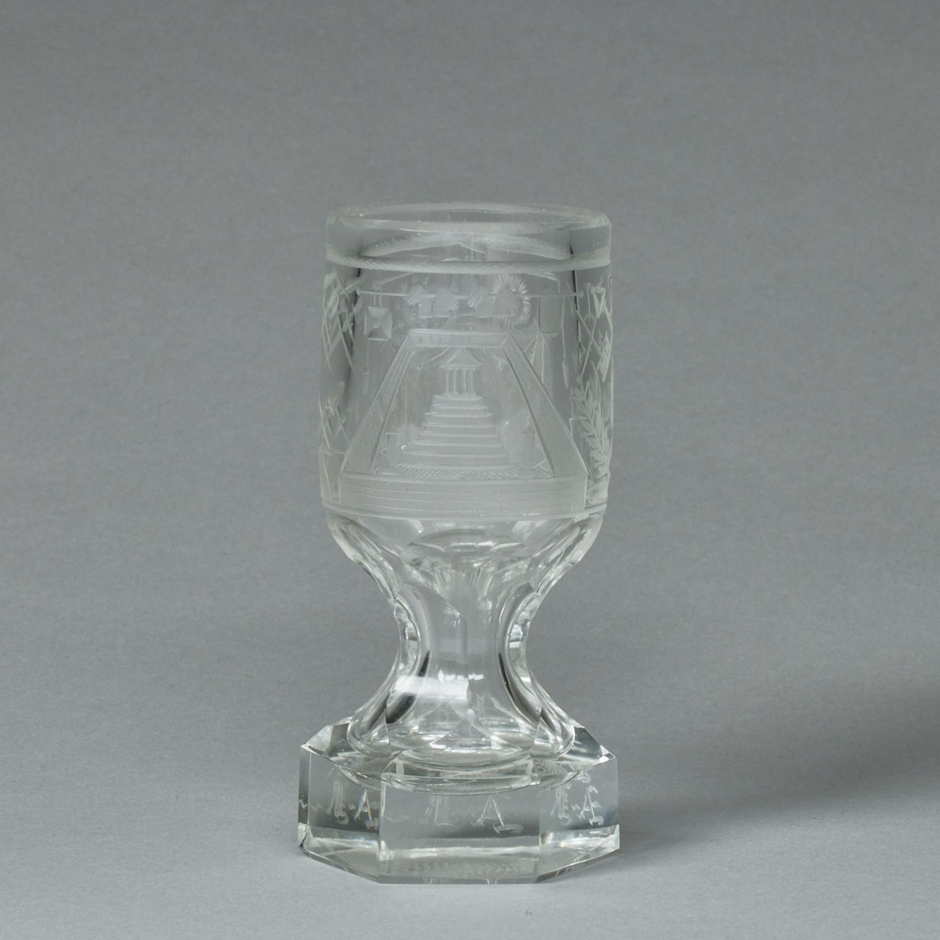 Logenglas sog. Kanone mit Freimaurermotiven. Um 1890.