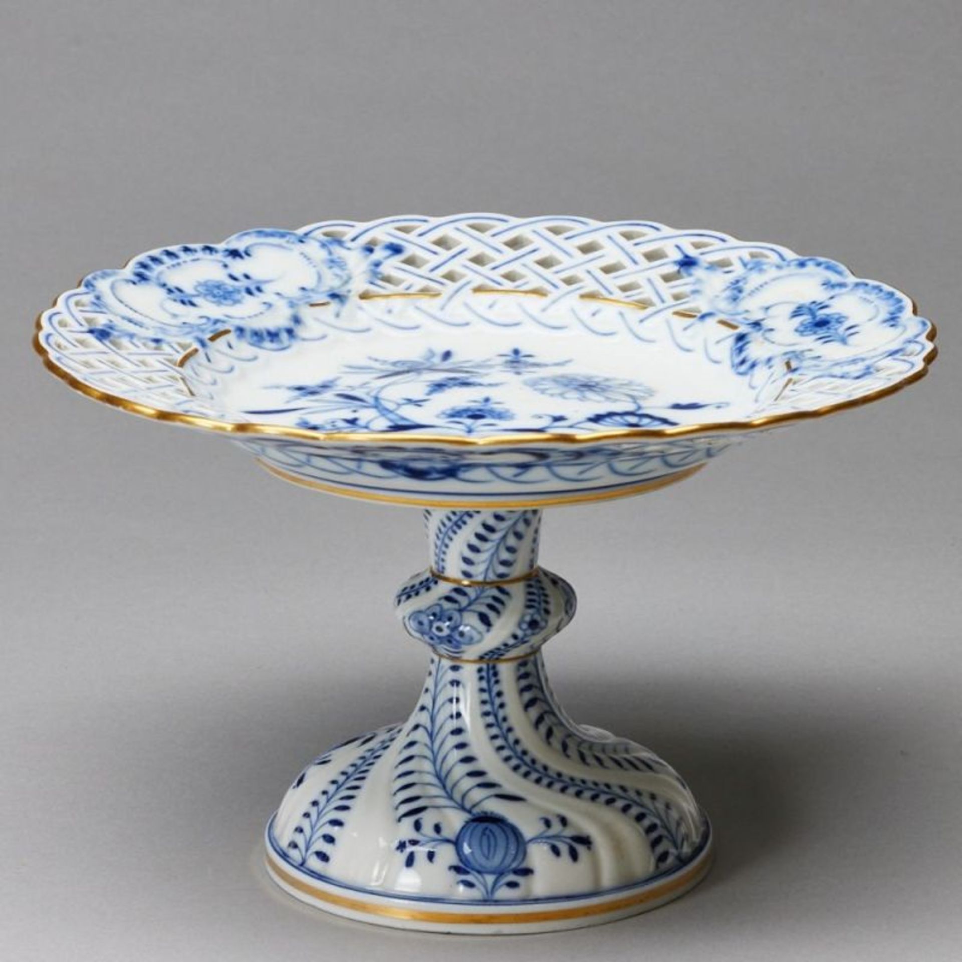 Tazza / Tafelaufsatz mit Durchbruchteller - Zwiebelmuster mit Goldrand. Meissen 1850-1888.