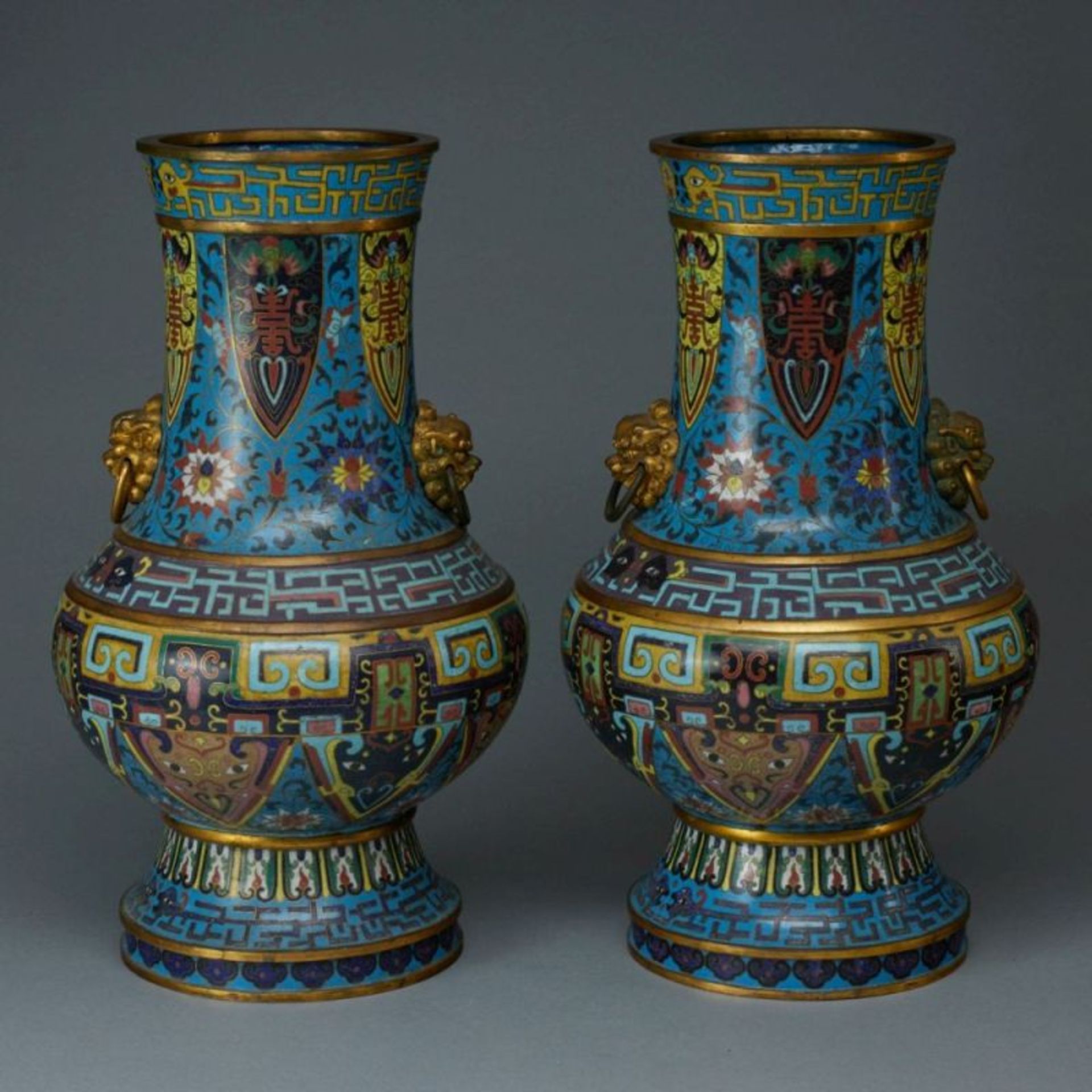 Paar alte Cloisonné Vasen, China, Qing Dynastie, wohl um 1800 - Image 2 of 4