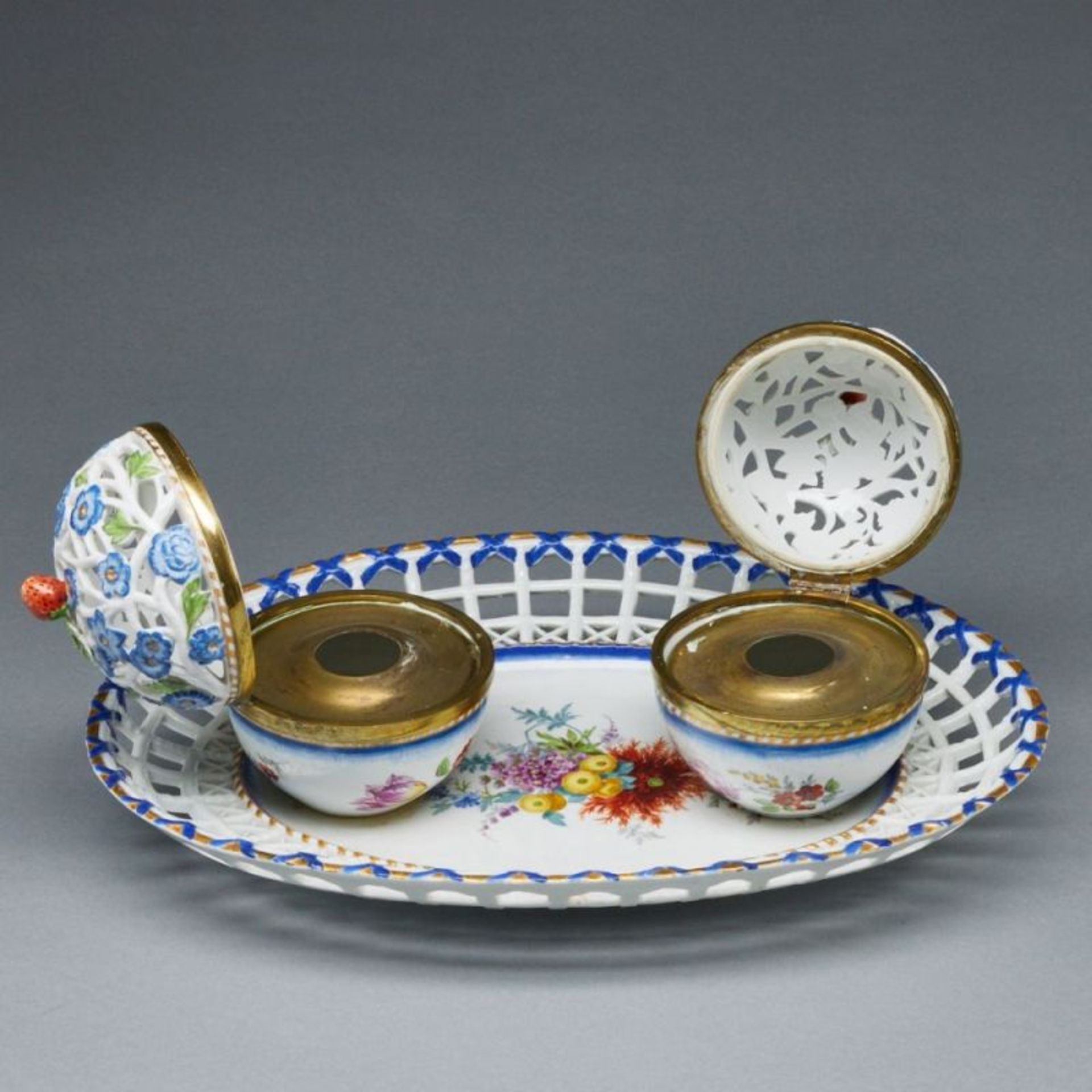 Tintenzeug Louis-seize - Blumenbukett. Meissen, um 1760. - Bild 2 aus 2