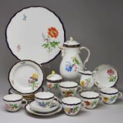 22tlg. Kaffeeservice kobaltblauer Rand Blume 2, Meissen 1980.