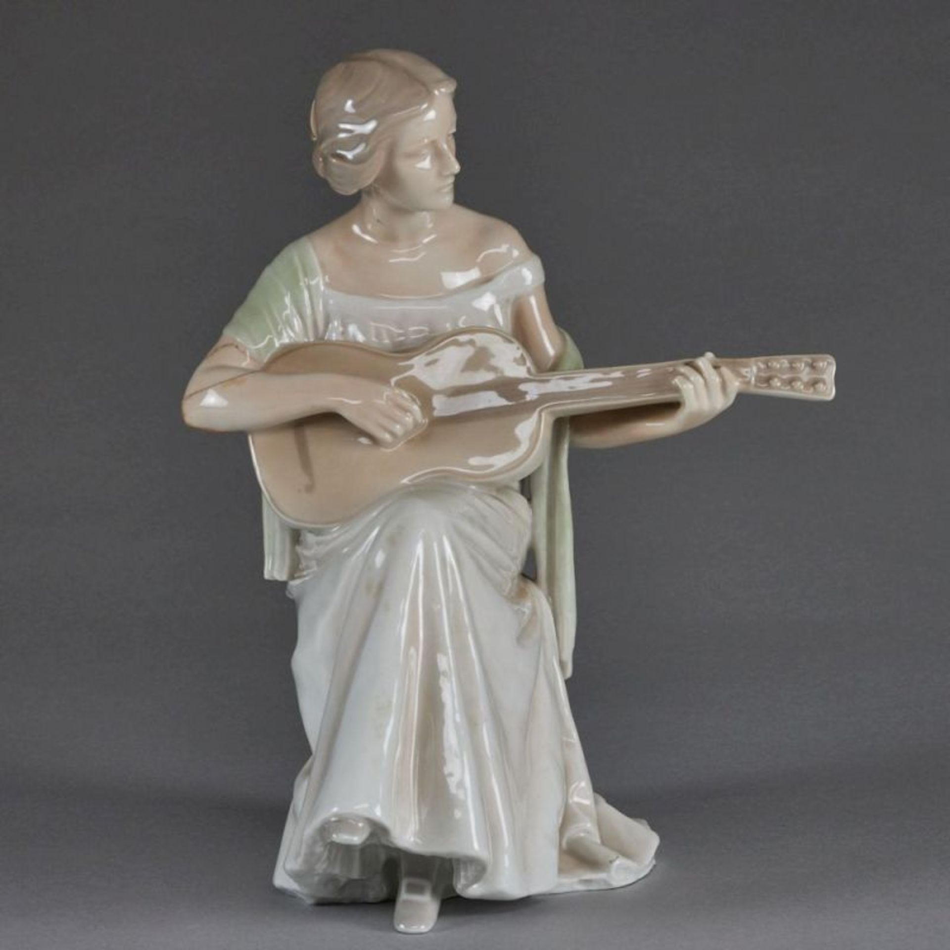 Gitarrenspielerin -  Ingeborg Plockross Irminger. Bing & Gröndahl, Kopenhagen 1902-1914. - Bild 2 aus 2