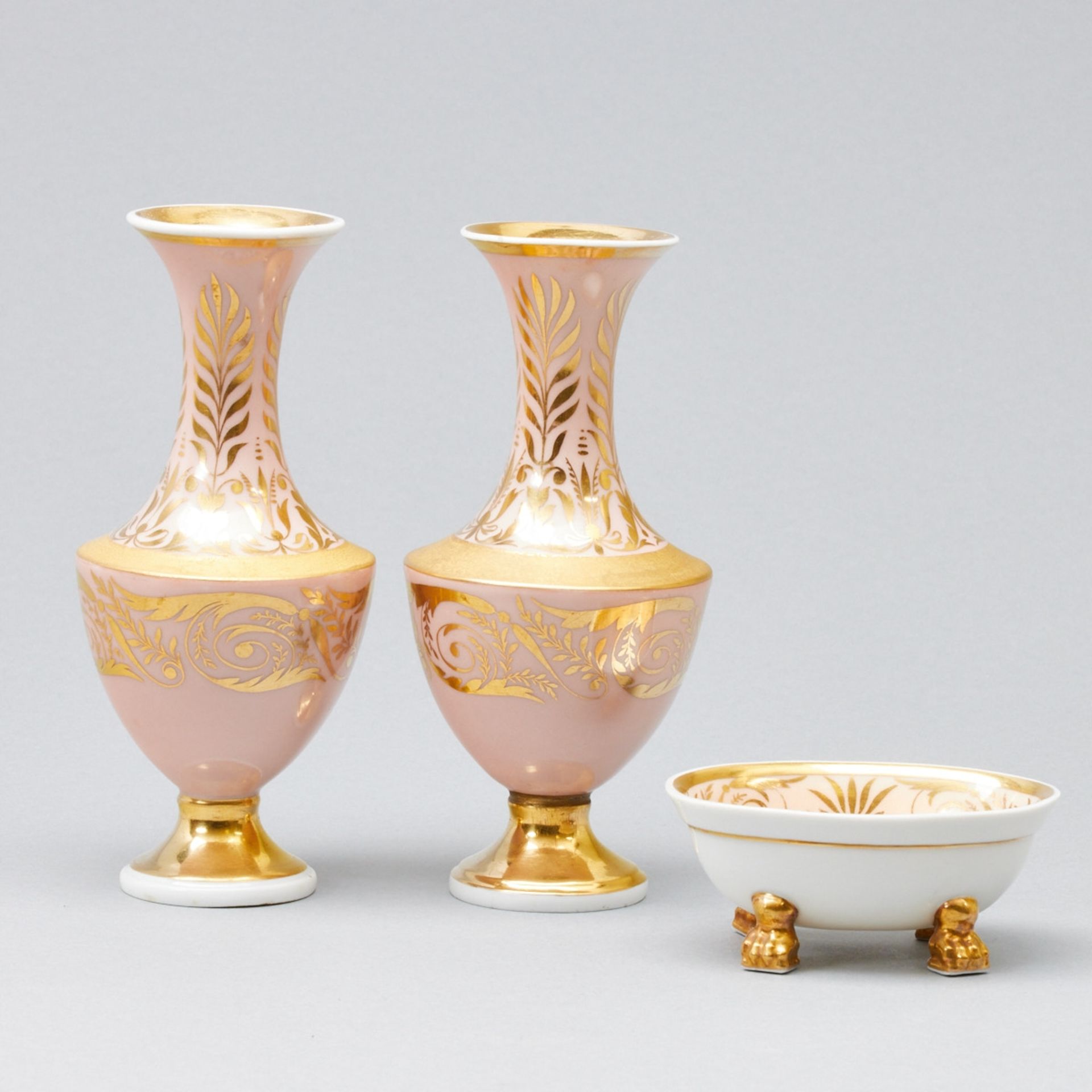 2 Vasen und 1 Schälchen auf Tatzenfüßen eines Speiseservices - Chamoisfarbenes Band mit Goldgirlande