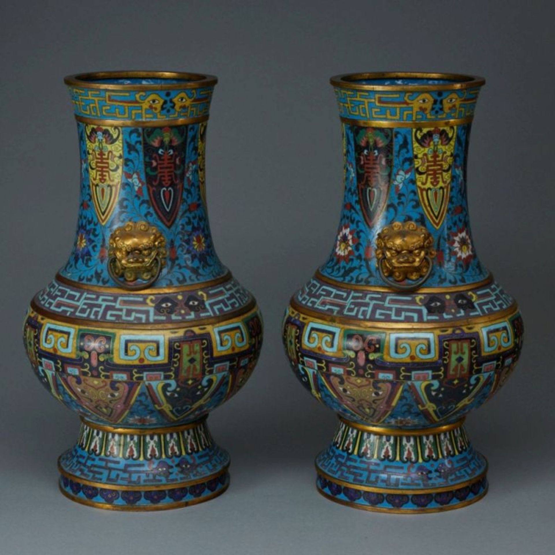 Paar alte Cloisonné Vasen, China, Qing Dynastie, wohl um 1800 - Image 3 of 4