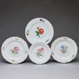 4 unterschiedliche Teller - Blume, Blume 2, Blume 3. Meissen 1760-1947.