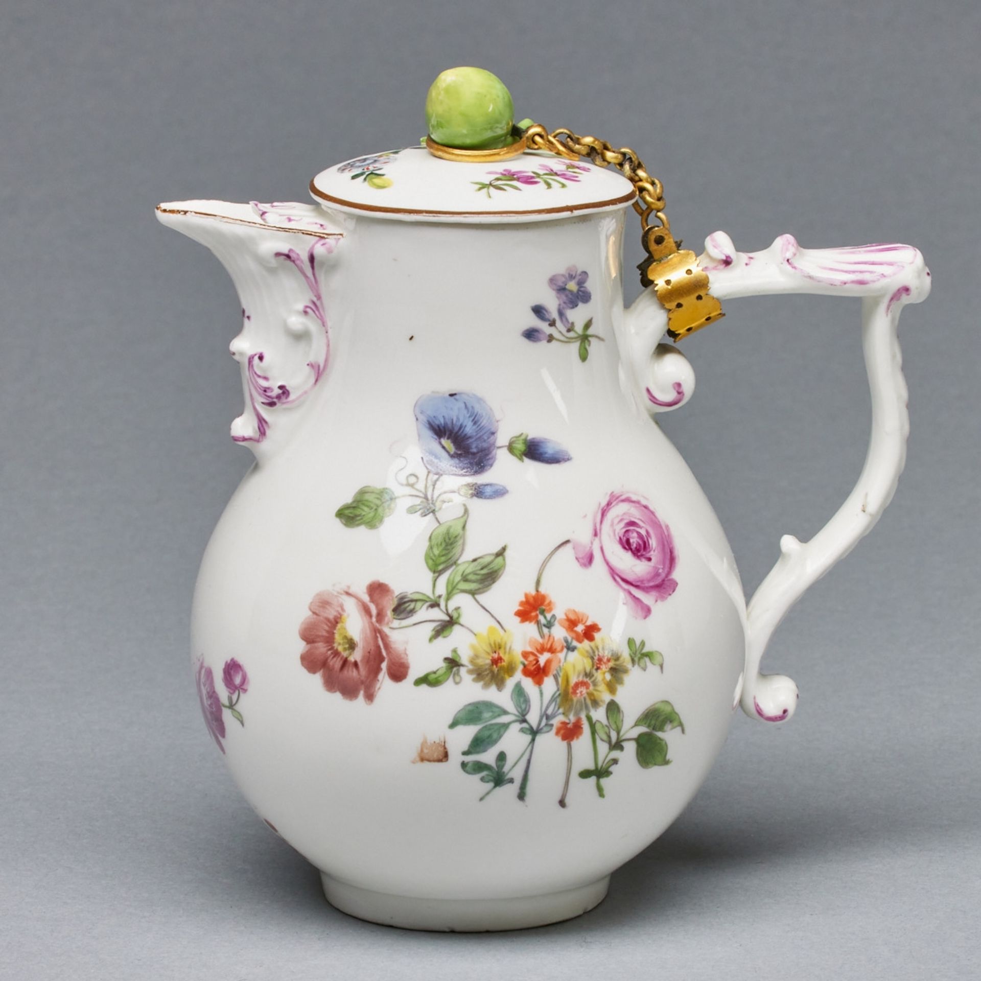 Kleine Kanne mit J-Henkel - Deutsche Blumen und Streublümchen. Meissen, um 1745-1750.