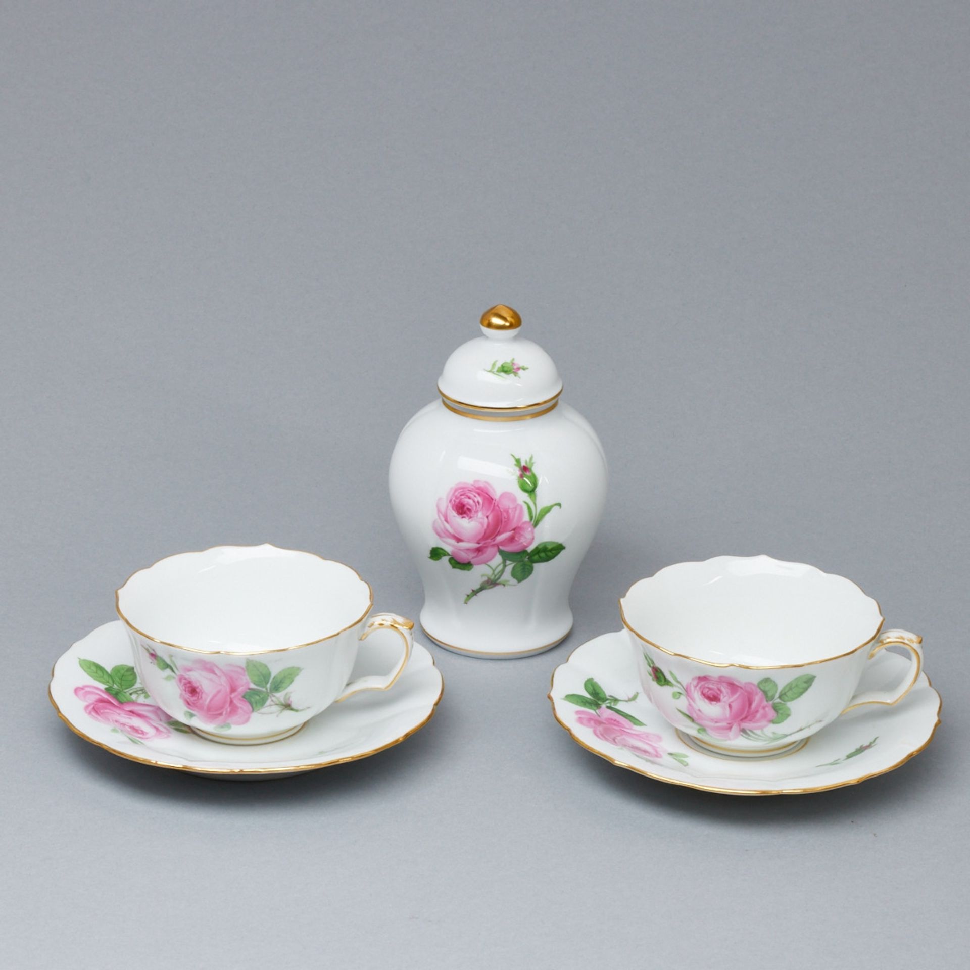 2 Teeobertassen mit Untertassen und 1 Teedose - Rote Rose. Meissen 1924-1947 und 1950.