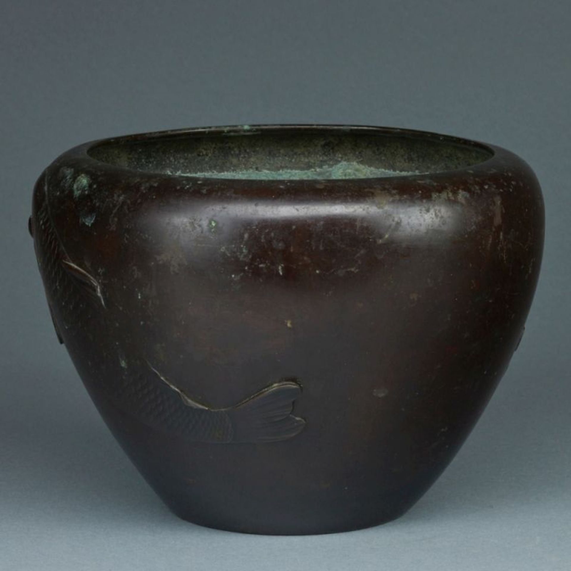 Cachepot mit Fischdekor, wohl China oder Japan, um 1900 - Image 2 of 4