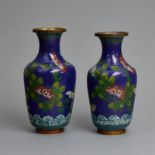 Zwei Cloisonné Vasen mit Blüten, China, erste Hälfte 20. Jahrhundert