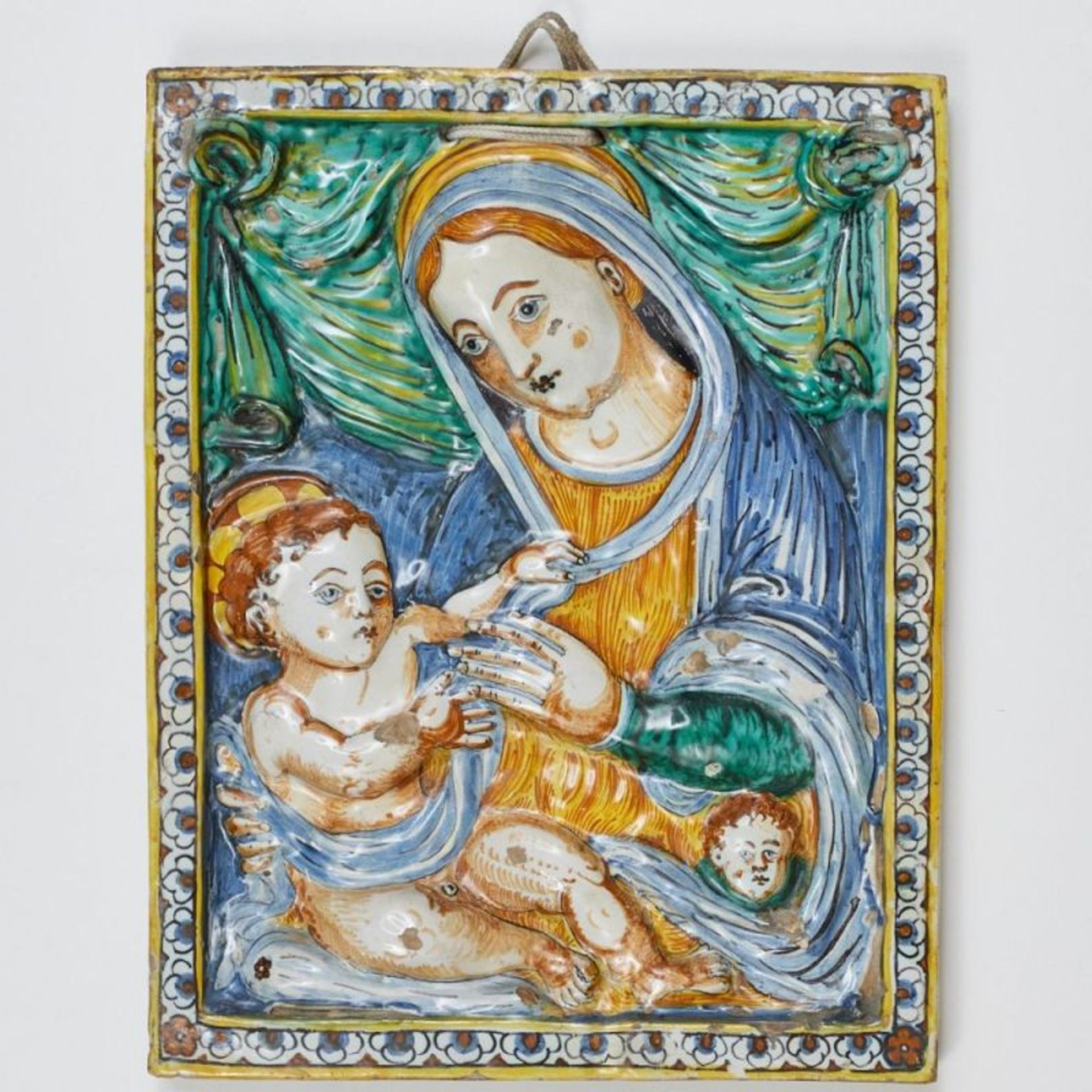 Rechteckige Majolika Platte mit der Darstellung der Muttergottes mit Kind - Bild 2 aus 2
