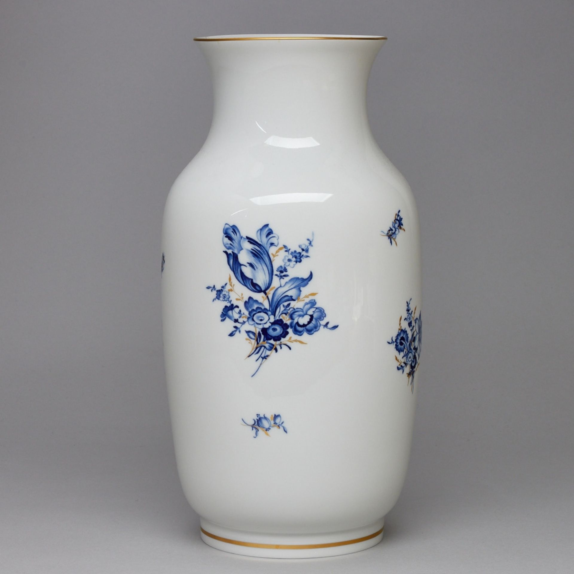 Vase - Blumenbukett mit Insekten und Goldgräsern, blau. Meissen 1980.