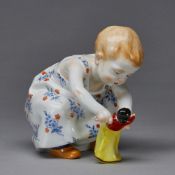 Kind mit Puppe, tanzend - Julius Konrad Hentschel. Meissen 1992.