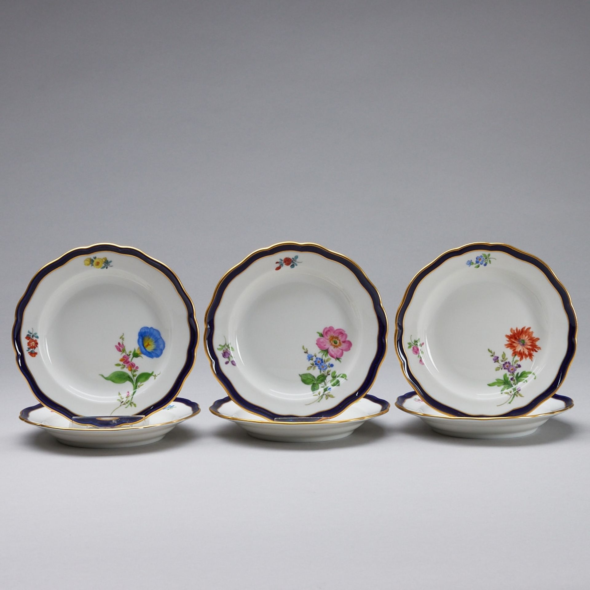 6 Brotteller kobaltblauer Rand: Blume 2. Meissen 1980 (2x) und 1986 (4x).