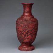 Rotlackvase mit floralem Dekor, China