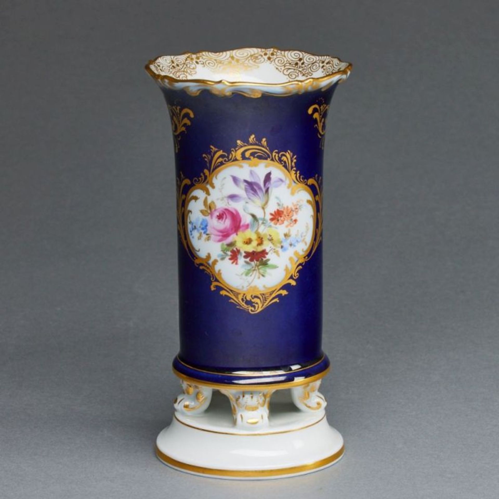 Vase - Kobaltblauer Fond: Blumenbuketts. Meissen 1850-1924.