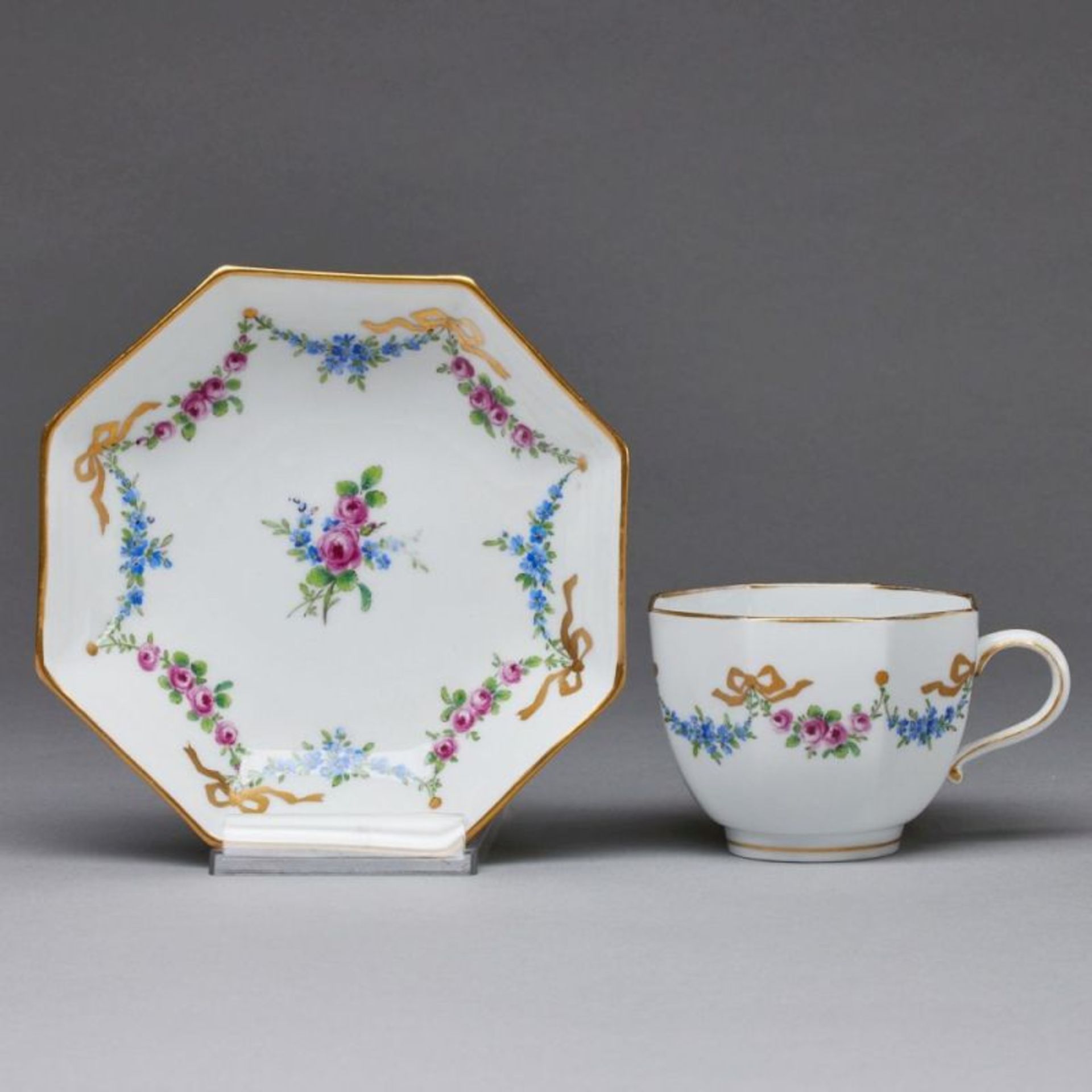 Achteckige Tasse: Girlanden Rote Rose und Vergißmeinnicht. Meissen 1850-1924.