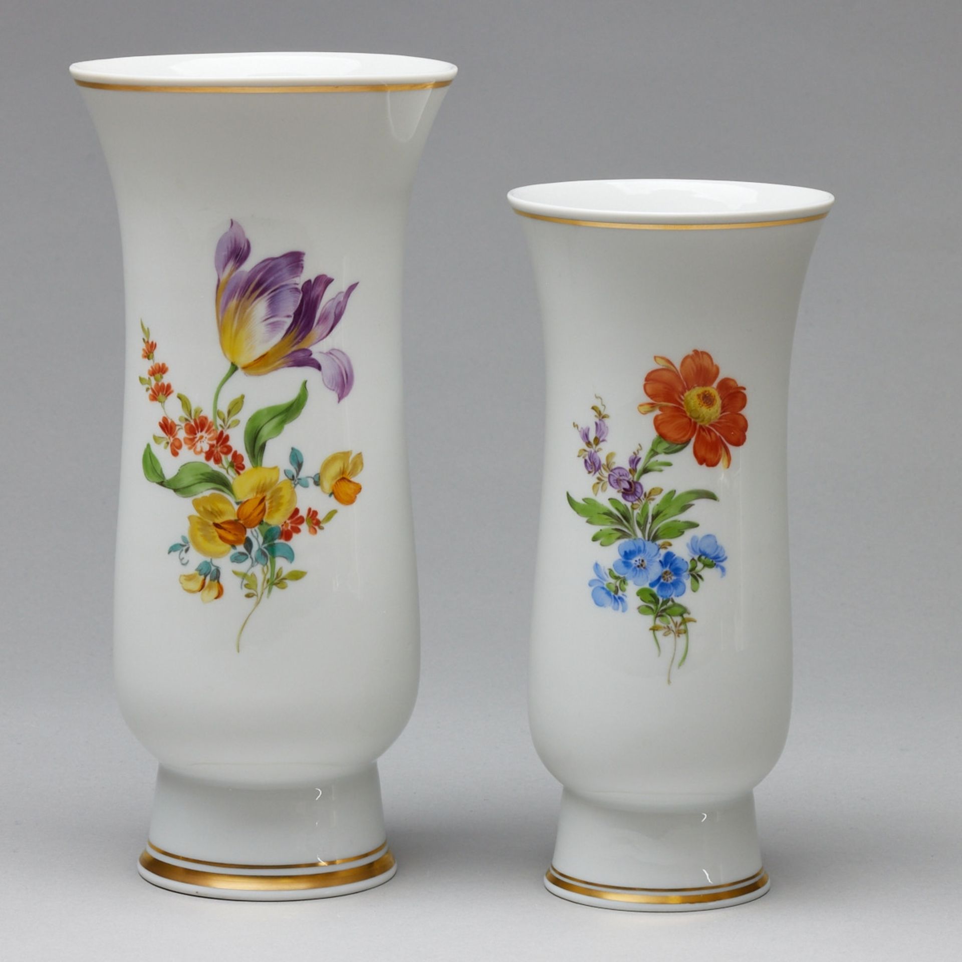 2 unterschiedliche Vasen - Blume 3: Tulpe und Studentenblume. Manufaktur, Meissen 1953-1957 und 1957
