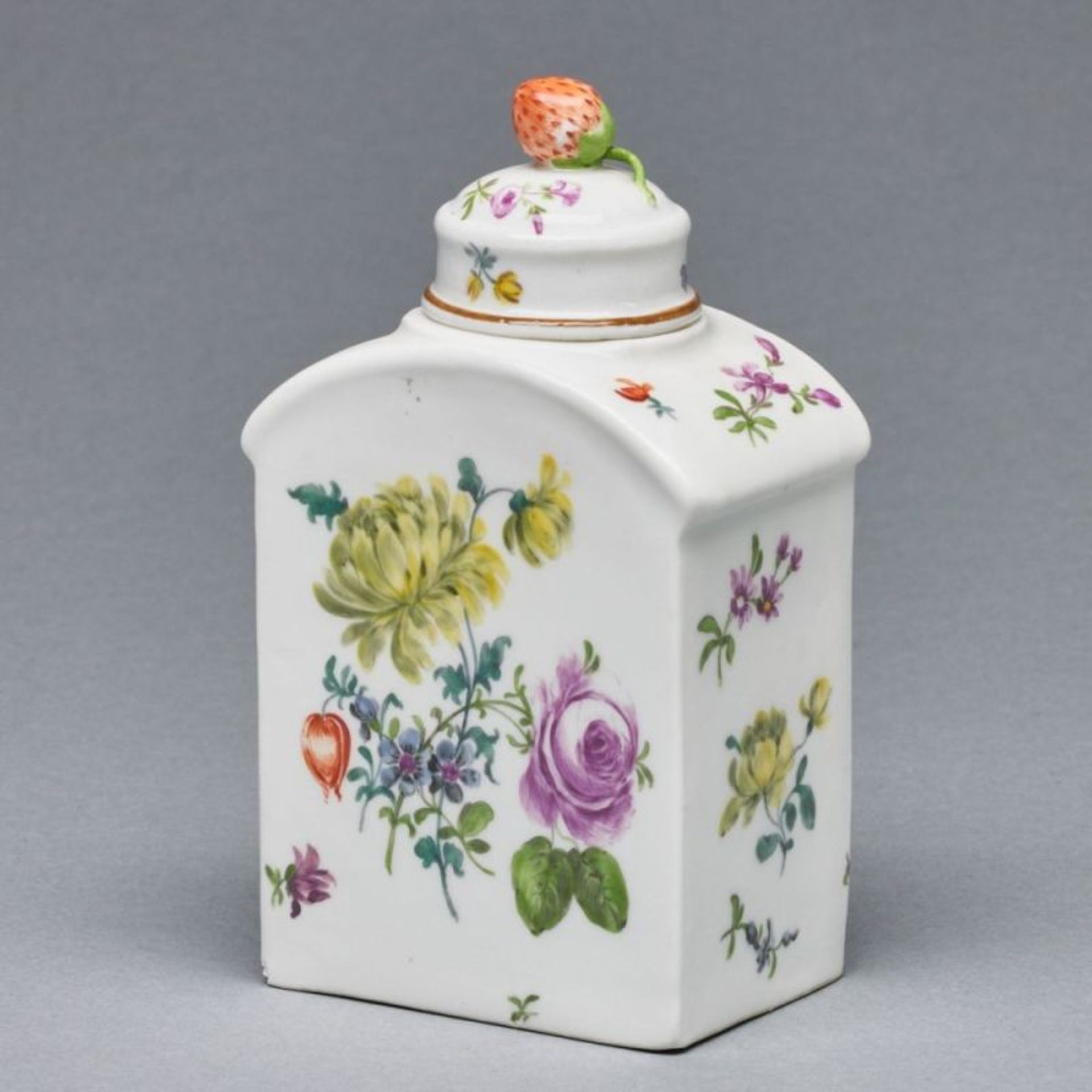 Rechteckige Teedose mit Erdbeere als Handhabe - Deutsche Blumen und Streublümchen. Meissen, um 1745-