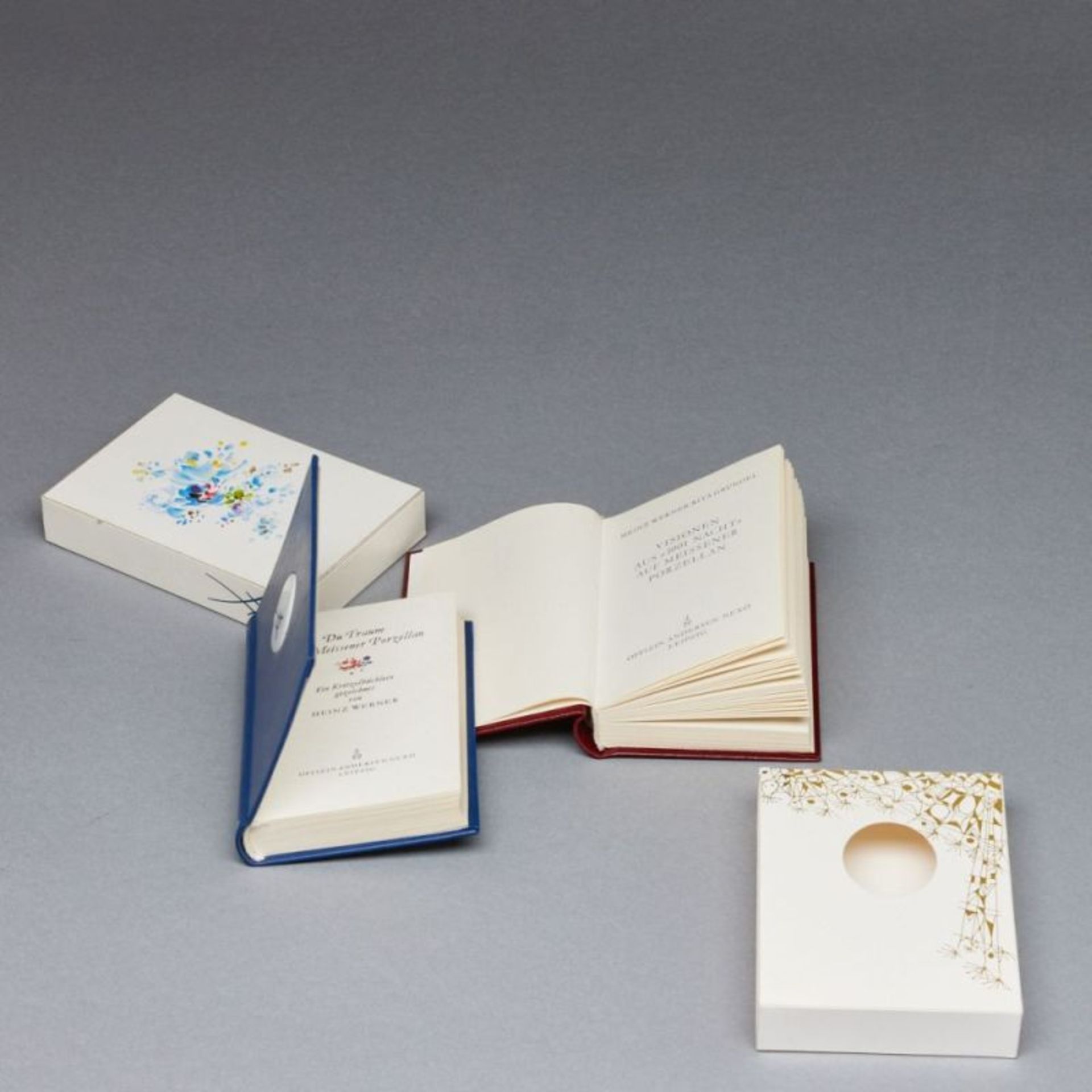 Zwei Miniaturbücher mit Meissen-Plakette (Schwertermarke) im Deckel - sog. Kritzelbüchlein. Meissen,